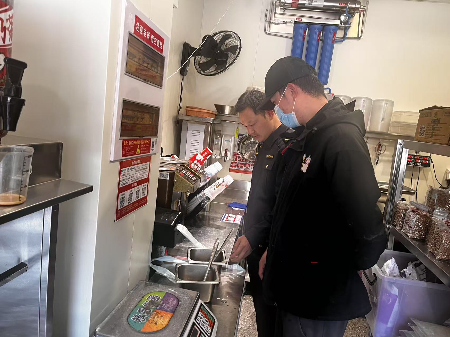 區市場監管局對轄區奶茶店進行現場檢查