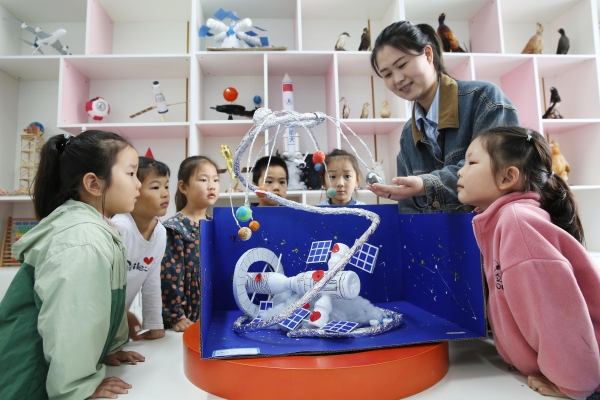 海州灣中心幼兒園開展“童心筑夢 共赴航天”中國航天日主題活動 (1).jpg