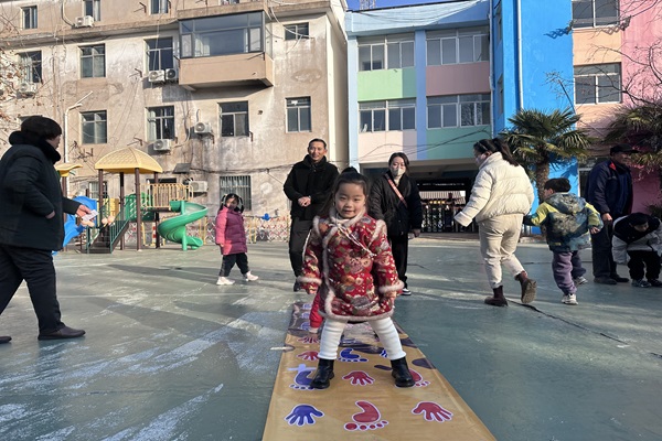 宿城中心幼兒園開展“祥蛇納福,童趣迎春”親子游園活動 (3).JPG