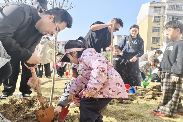 連云區幼教中心開展“我在幼兒園有棵樹”四月種植季活動.jpg